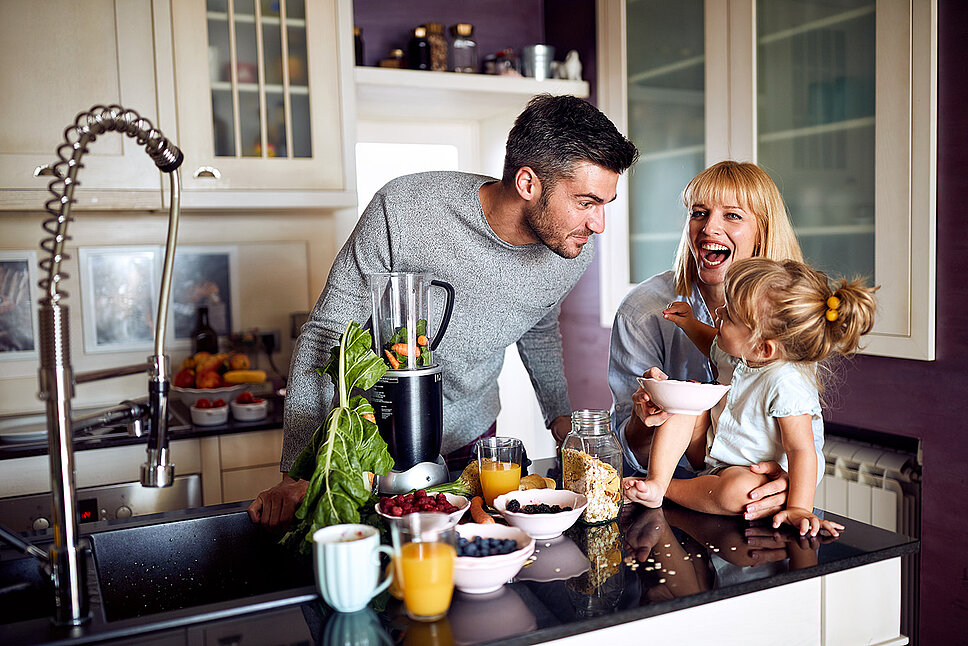 Famile gut gelaunt beim Früsthück mit besten Bio-Lebensmittel